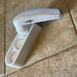 Woman’s facial exfoliating machine. BN